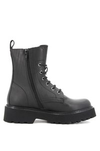 Botas de tobillo de cuero negro con punta redonda, cremallera lateral y cordones en la parte delantera. Presentan una suela de goma gruesa y texturizada, así como ojales de metal.