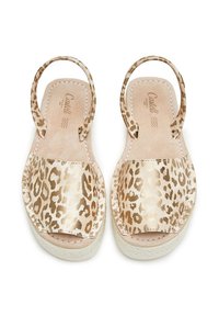 Sandalias con estampado de leopardo y acabado metálico dorado, parte superior de tela, diseño ranurado, correas al tobillo y suela de cuña texturizada blanca.