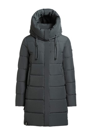 Donkergrijze pufferjas met een hoge kraag, horizontale stiksels, een ritssluiting aan de voorkant en trekkoorden in de capuchon. Glad materiaal overal.
