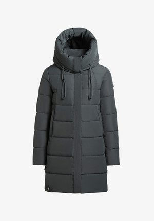 Abrigo acolchado gris oscuro con un cuello alto, costura horizontal, cremallera frontal y detalles de cordón en la capucha. Textura suave en toda su superficie.