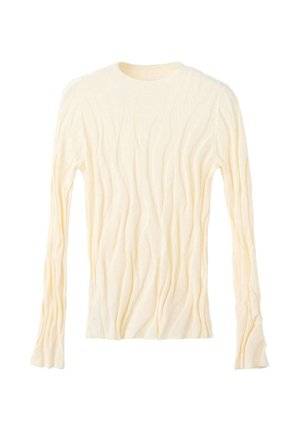 Pull crème à manches longues avec côtes texturées ondulées, col rond et silhouette ajustée sur fond blanc.