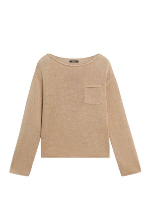 Pull beige en maille à manches longues avec un col rond et une petite poche poitrine sur le côté gauche.