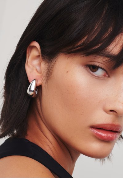 Missoma ORGANIC DOME HOOP EARRING - Ohrringe - silver-coloured