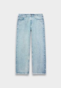 Lichtblauwe rechte denim jeans met voorzakken, riemlussen en een knoopsluiting op een effen witte achtergrond.