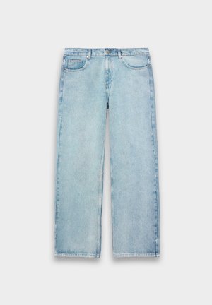 Helle blaue gerade geschnittene Denim-Jeans mit Fronttaschen, Gürtelschlaufen und einem Knopfverschluss auf einem schlichten weißen Hintergrund.