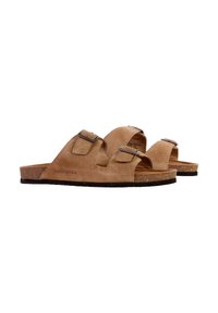 Sandali in suede marrone con due cinturini regolabili, fibbie metalliche e un plantare sagomato; suola in gomma marrone. Nome del marchio visibile sul lato.