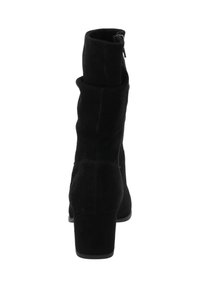 Czarne zamszowe botki do kostki o luźnym kroju, z zamkiem błyskawicznym i masywnym obcasem. Gładka faktura z delikatnymi przeszyciami.