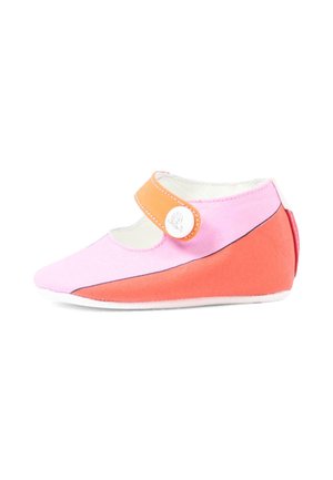 Chaussure enfant à semelle souple rose et corail avec une bride en Velcro orange et un détail de bouton blanc rond sur le côté.