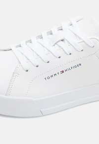 Tommy Hilfiger COURT  - Trainers - white/olympic green