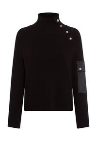 Schwarzer gerippter Rollkragenpullover mit silbernen Druckknöpfen an einer Schulter und einer schwarzen Kunstleder-Patchtasche am Ärmel.