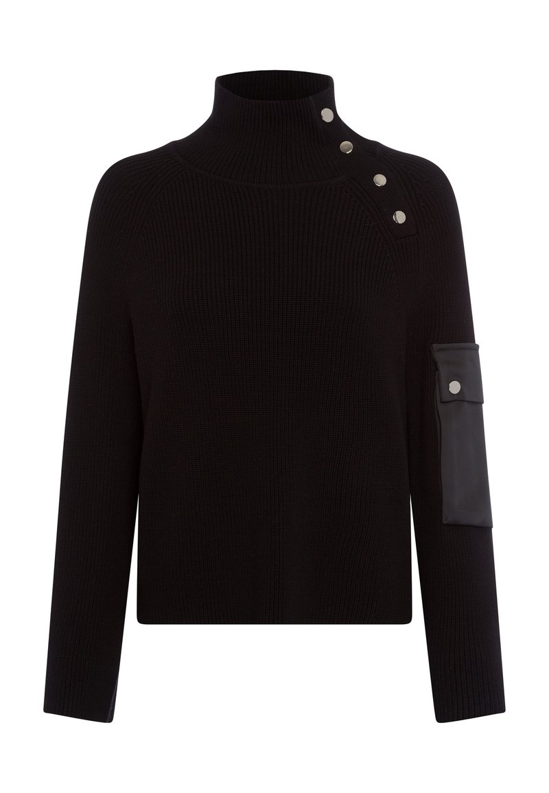 Schwarzer gerippter Rollkragenpullover mit silbernen Druckknöpfen an einer Schulter und einer schwarzen Kunstleder-Patchtasche am Ärmel.
