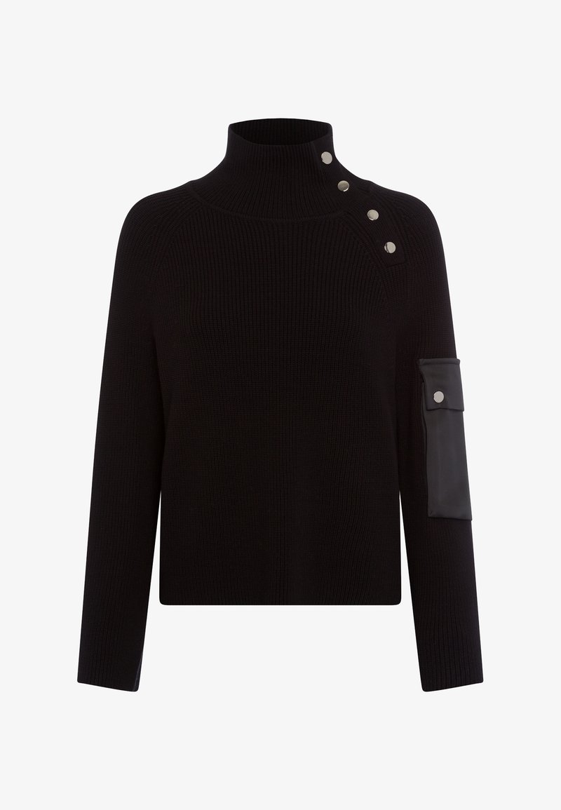 Schwarzer gerippter Rollkragenpullover mit silbernen Druckknöpfen an einer Schulter und einer schwarzen Kunstleder-Patchtasche am Ärmel.