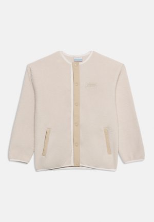 Beige fleecejakke med rund halsudskæring, trykknaplukning, to sidelommer og et diskret logo på brystet.