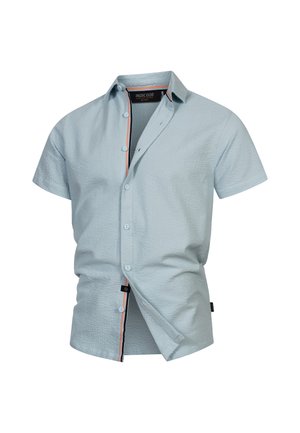 Chemise à manches courtes, de couleur bleu clair, en tissu texturé, avec des finitions orange contrastantes le long du plastron intérieur et un col boutonné.