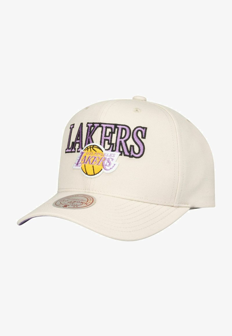 Beige Baseball-Cap mit aufgesticktem "LAKERS"-Text in Lila, mit einem Basketball-Graphic. Glattes Material, gebogener Schirm und verstellbarer Rücken.