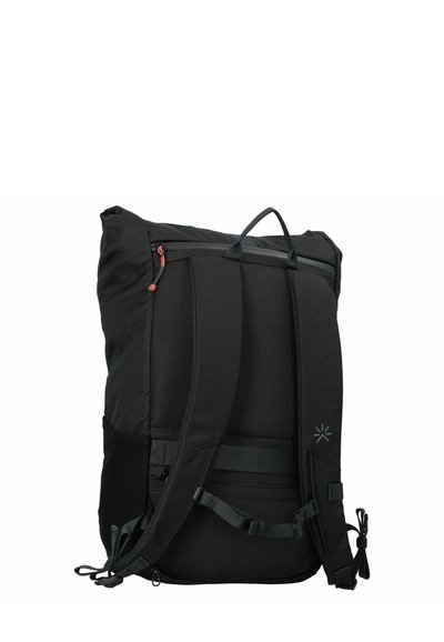 Zaino nero con schienale imbottito e spallacci regolabili, dotato di manico superiore e un compartimento con cerniera sul fronte.