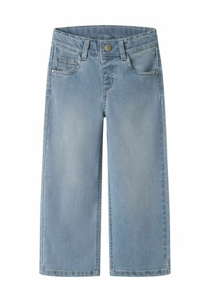 Jean en denim bleu clair coupe droite avec poches avant, passants de ceinture et fermeture par bouton métallique sur fond blanc.