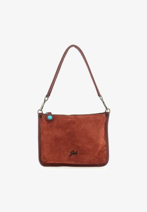Sac d'épaule en suède marron avec garniture en cuir foncé, logo noir à l'avant, bandoulière amovible et fermeture éclair avec tirette bouton turquoise.
