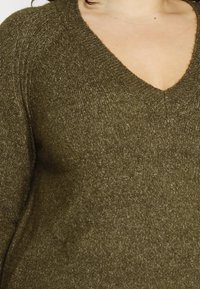 Vero Moda Curve VMNEWWIND VNECK - Camisola - dark olive