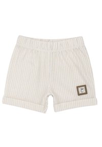 Shorts pour bébé beige à fines rayures verticales, taille élastique, jambes à revers et petite écusson marron avec une lettre décorative sur le devant droit.