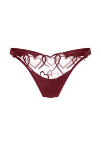 String tanga en dentelle bordeaux avec motifs de cœurs brodés sur un mesh transparent et une base en tissu lisse, équipé de fines bretelles latérales réglables.
