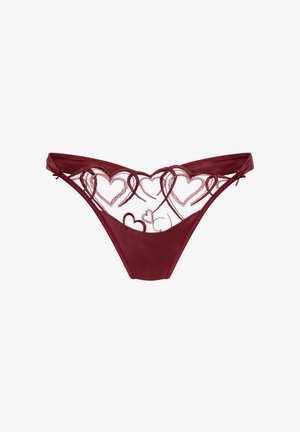 Burgunderfarbener Spitzentanga mit bestickten Herzmustern auf transparentem Netz und einer glatten Stoffbasis, ausgestattet mit dünnen, verstellbaren Seitenriemen.