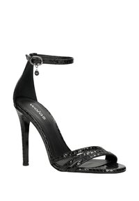 Zwarte hoge hakken sandaaltjes met een enkelbandje, gestructureerd reptielpatroon, open teen ontwerp en slanke stilettohak. Merkenlogo zichtbaar aan de binnenkant.