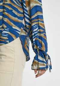 Desires ISA V-NECK LONG SLEEVE - Camicetta - p skydiver blue print