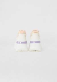 Adidași albi voluminoși cu accente pastel, având o talpă intermediară purpurie, panouri din material texturat și un guler roz căptușit.