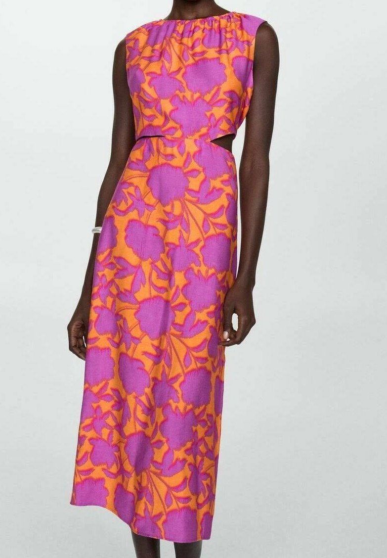 Robe midi sans manches avec un motif floral orange vif et violet, dotée d'un col froncé et de découpes latérales à la taille, portée par un mannequin à la peau foncée.