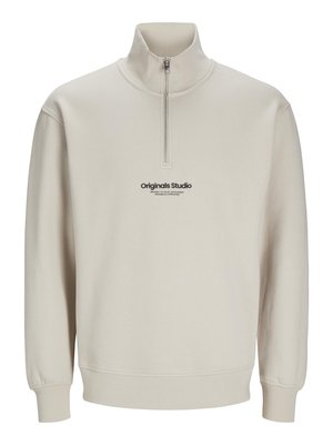 Beige zip-up sweatshirt med høj krave, ribbede ærmer og logo print "Originals Studio" på fronten. Blødt stof.