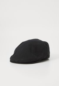 Cappello piatto in cotone nero con la parte superiore arrotondata, dotato di una visiera curva e una texture liscia. Nessun motivo visibile o dettaglio hardware.
