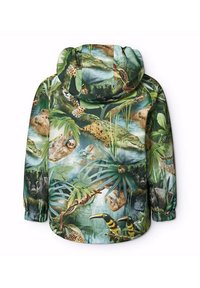 Grøn hættejakke med et jungle dyreprint med forskellige teksturer og farver, herunder krokodiller, dovendyr og tropisk løv.