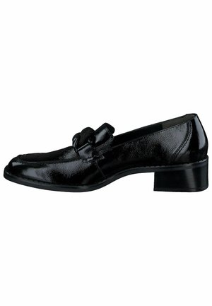 Mocassin en cuir verni noir avec petit talon large et détail tressé sur le devant, présenté de profil sur fond blanc.