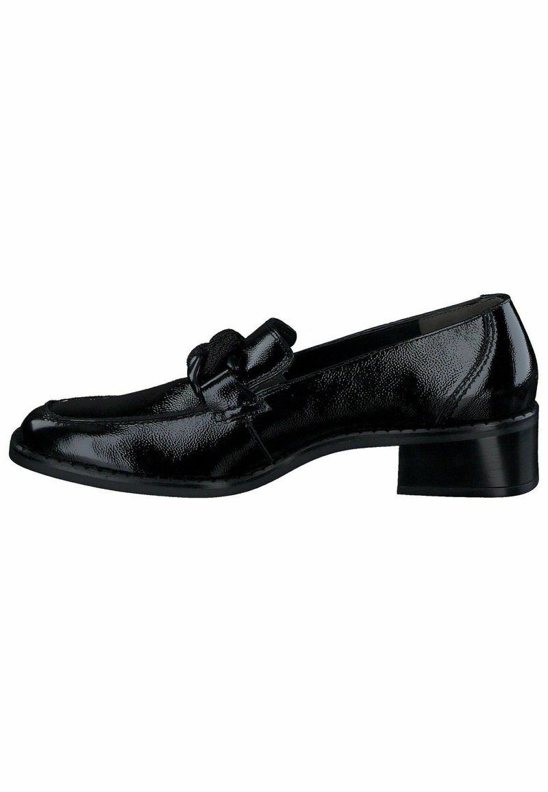 Mocassin en cuir verni noir avec petit talon large et détail tressé sur le devant, présenté de profil sur fond blanc.