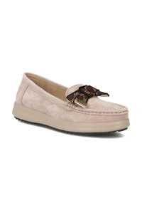 Zamszowe wsuwane loafersy w jasnoróżowym kolorze z teksturowanym wykończeniem, wyposażone w brązowy akcent wstążkowy oraz gumową podeszwę dla lepszej przyczepności.