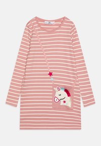 Różowo-biała sukienka w paski z długim rękawem, z doszytą małą torebką przedstawiającą głowę jednorożca i kolorowymi ozdobami w kształcie gwiazdek.