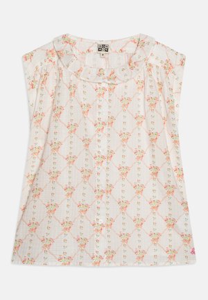 Blouse légère à motifs avec des manches courtes, présentant un col froncé, un design floral rose sur fond blanc et une fermeture à boutons.