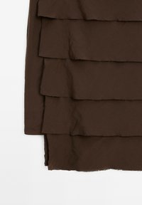 Tessuto marrone con strati di ruches. La texture è liscia con bordi grezzi, creando un aspetto fluente. Nessun motivo distintivo o accessori.