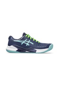 Zapatilla deportiva de color marino con parte superior texturizada, cordones de un brillante color verde y suela azul clara. Las características incluyen un talón acolchado y detalles de ventilación.