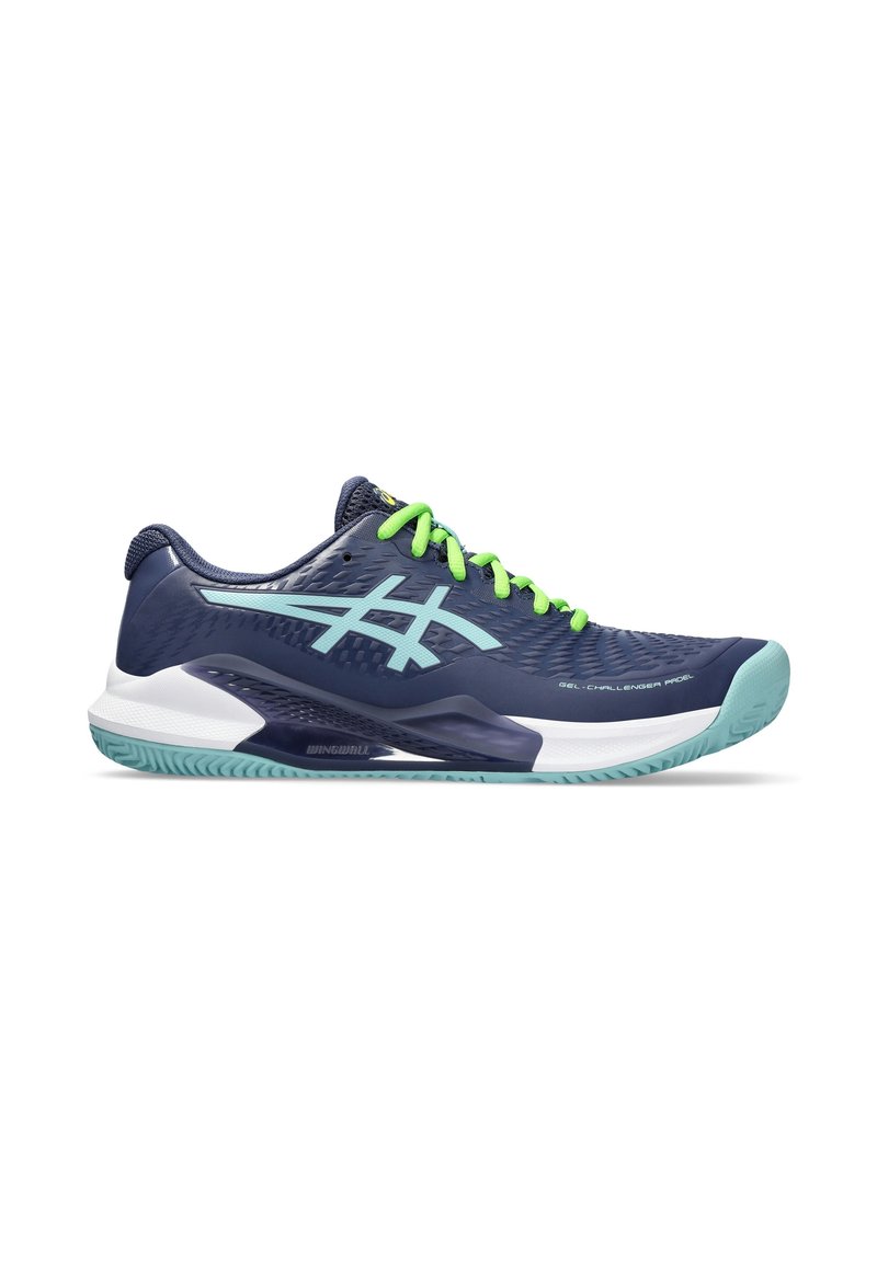 Baskets de sport navy avec une tige texturée, des lacets vert fluo et une semelle bleu clair. Les caractéristiques incluent un talon rembourré et des détails de ventilation.