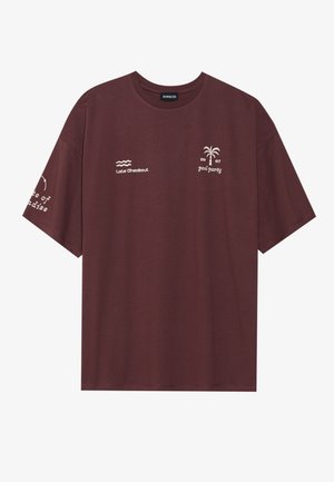 Maroon majica od pamuka s kratkim rukavima i okruglim izrezom. Grafički uzorci: palma, valovi i tekst na prsima i rukavu.