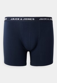 Bordo pamučne bokserice s bijelom elastičnom trakom koja nosi natpis "JACK & JONES." Glatka tekstura i uski dizajn.