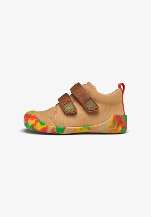 Chaussure marron clair pour enfant avec deux brides velcro marron, semelle multicolore colorée en rouge, jaune, vert, et languette de tirage rouge au talon, vue de profil.