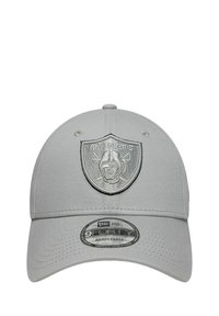 Gorra de béisbol gris con parte trasera ajustable, que presenta un logo de los Raiders en relieve plateado en la parte frontal. Fabricada con un tejido texturizado y detalles de costura.