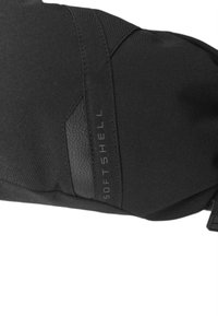 Tessuto softshell nero con accenti testurizzati. Presenta bordi cuciti e un'etichetta con la scritta "SOFT SHELL". Materiale liscio, durevole e flessibile.