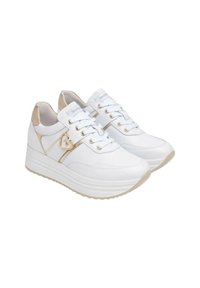 Sneaker bianche con una finitura testurizzata, dettagli in metallo dorato e una suola leggermente rialzata. Presentano un design a cuore sul lato.