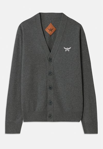Grå cardigan i mjukt tyg, med V-ringning, fem knappar framtill, ribbade mudd och fåll, samt en broderad logotyp på bröstet.
