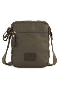 Bolso cruzado color verde oliva hecho de tela, con un compartimento con cremallera, un bolsillo frontal con un parche de cuero con el logotipo y una correa ajustable.