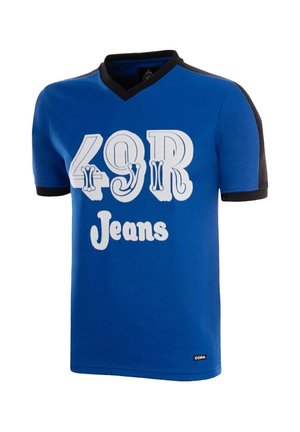 Blauw T-shirt met korte mouwen en V-hals met zwarte randen op de schouders en mouwen, witte tekst "49R Jeans" aan de voorkant en een klein "COPA" label bij de zoom.